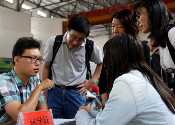 研究生争当大学辅导员，一看工资单羡慕了，的确是个“铁饭碗”