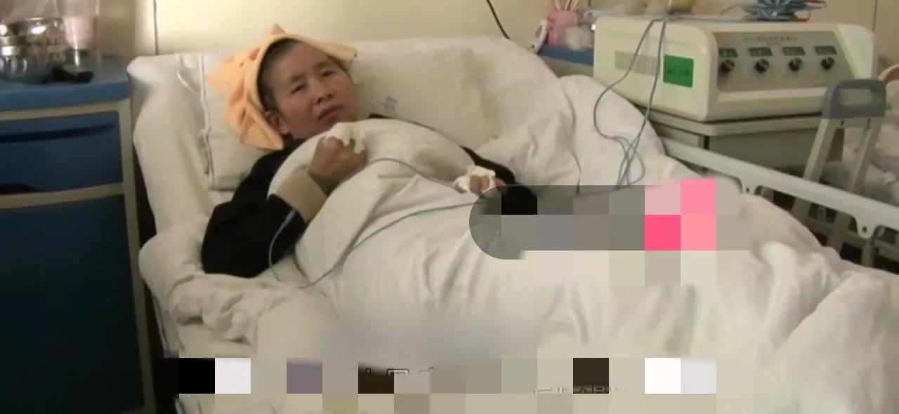 白发女大学生带母上学，心怀感恩，笑对人生