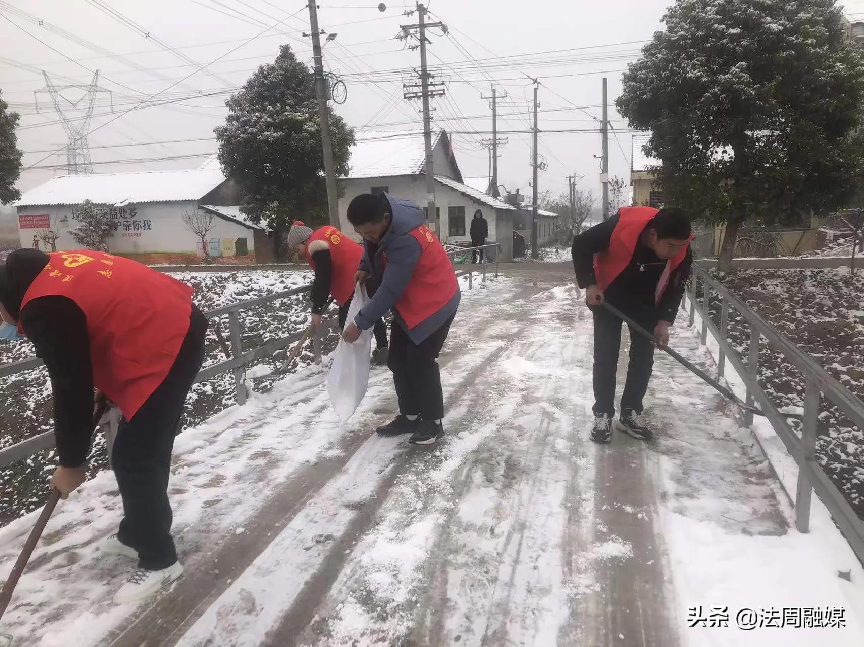 澧县澧澹街道：党员干部齐行动，铲雪除冰保畅通