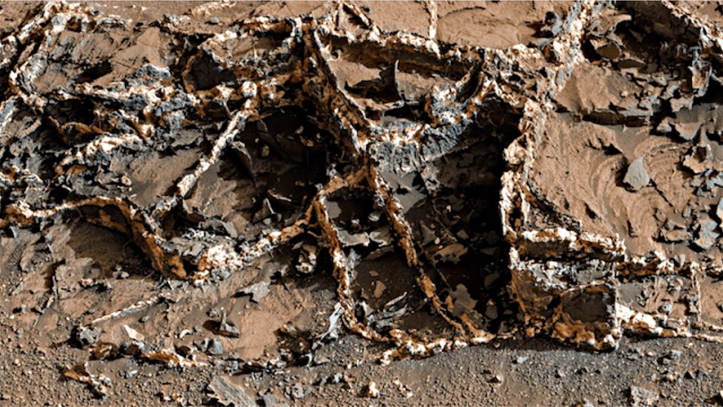 在火星盖尔火山口内，好奇号拍到多张“异物”照片，究竟是什么？