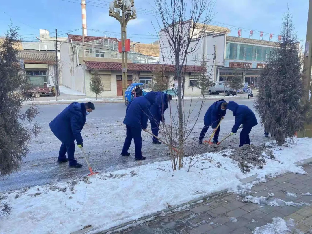 “浴雪”奋战！临潭县组织干部群众清扫降雪