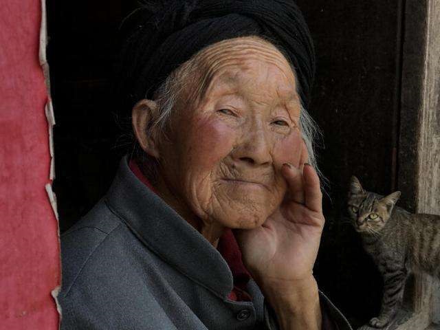 2000年，江苏女工人在车库偶遇收养16岁孤儿，15年后被回报1530万