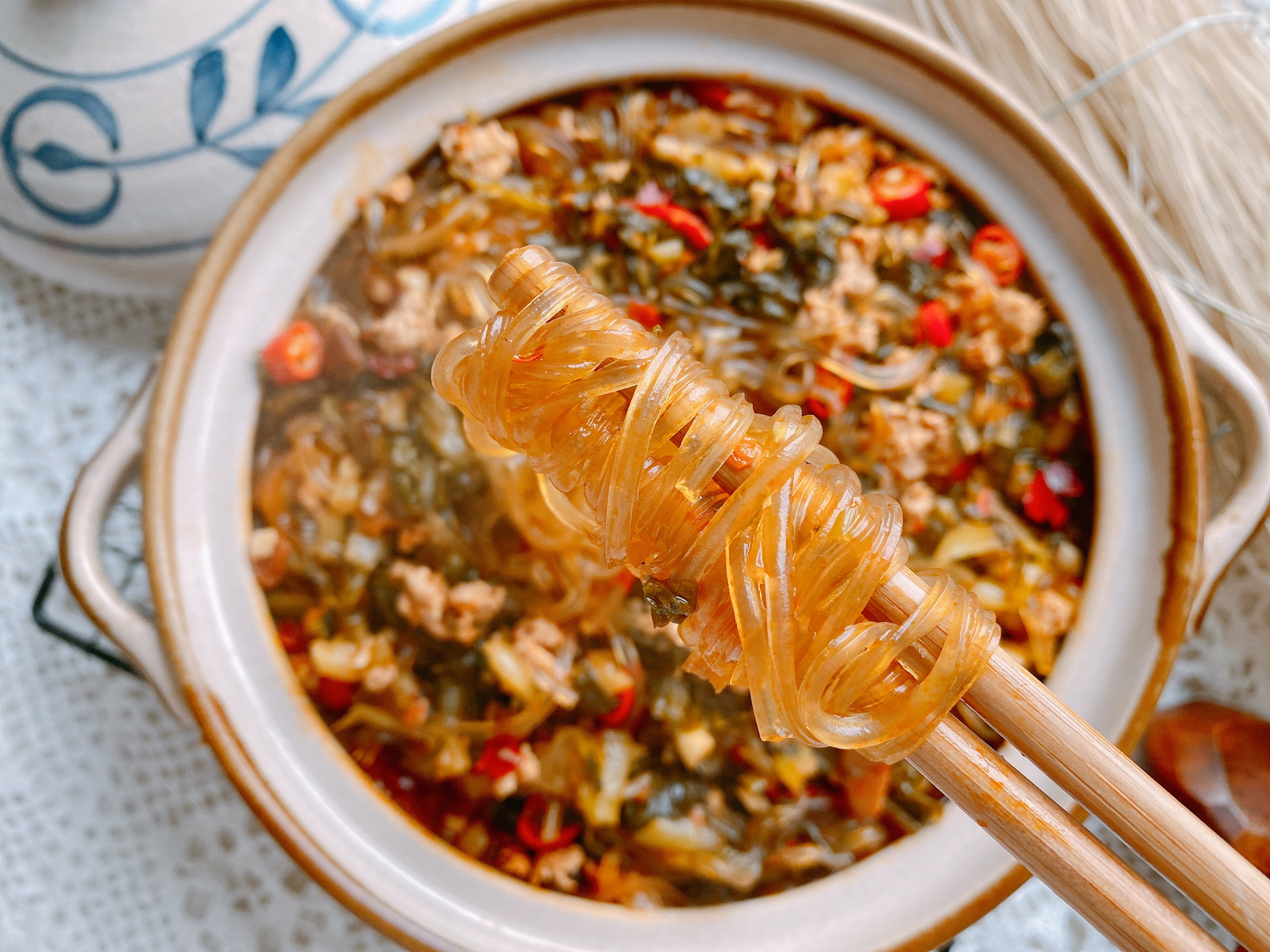 喜欢吃红薯粉的要试试这个做法，开胃解馋，比白菜炖粉条还要好吃