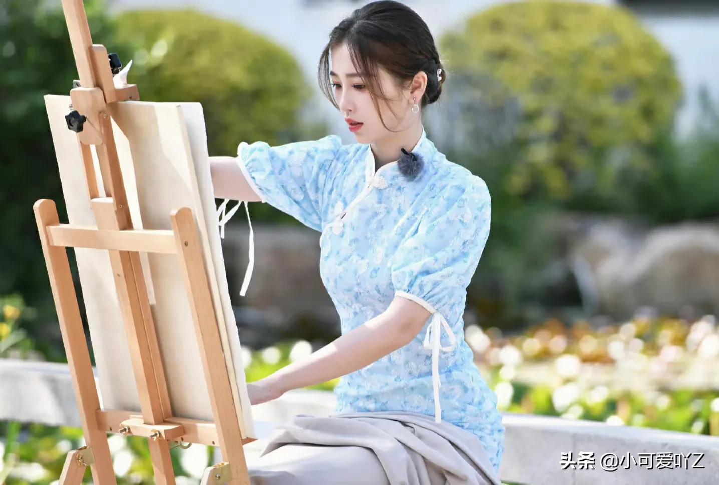 虞书欣，古装蓝色旗袍