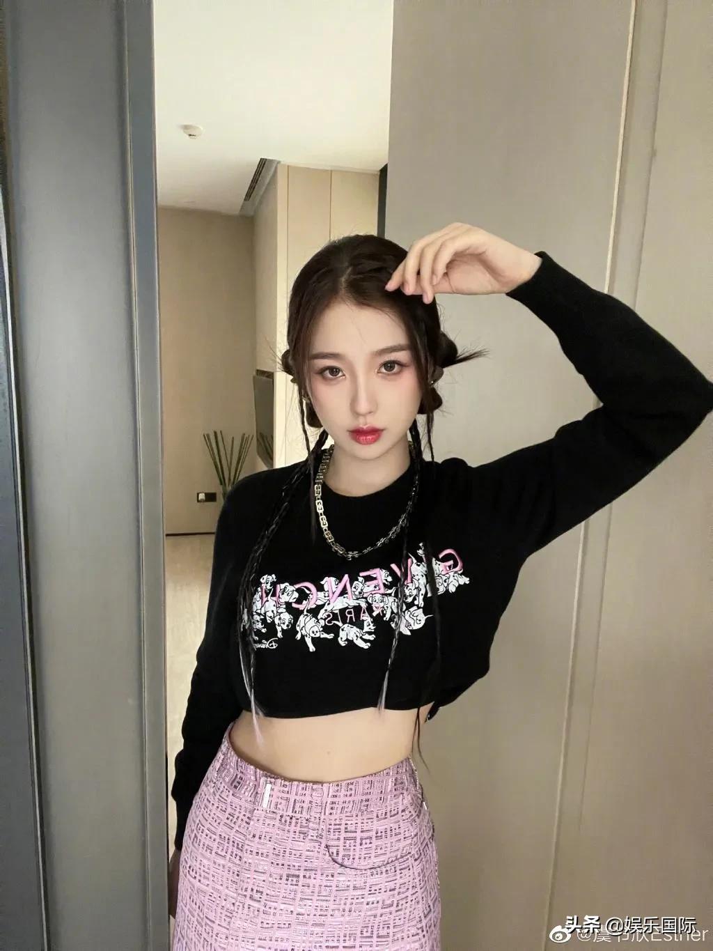 虞书欣晒美照娇艳迷人 穿小粉裙妆容精致