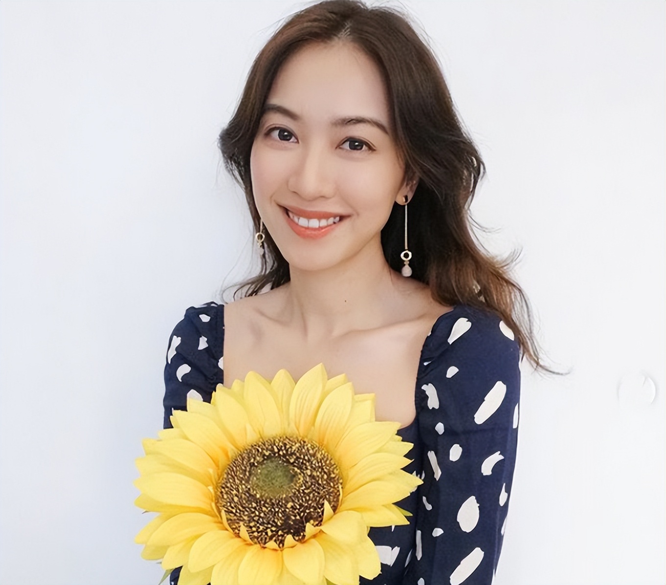 恭喜!25岁应届港姐张光怡宣布成为正式医生,网友劝其别进娱乐圈