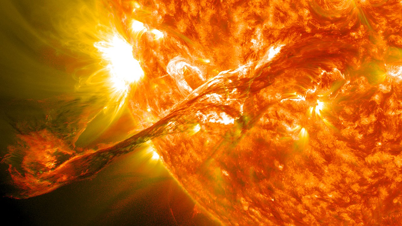 太阳上出现巨大“黑洞”：24小时急速扩大一倍，尺寸达地球的3倍