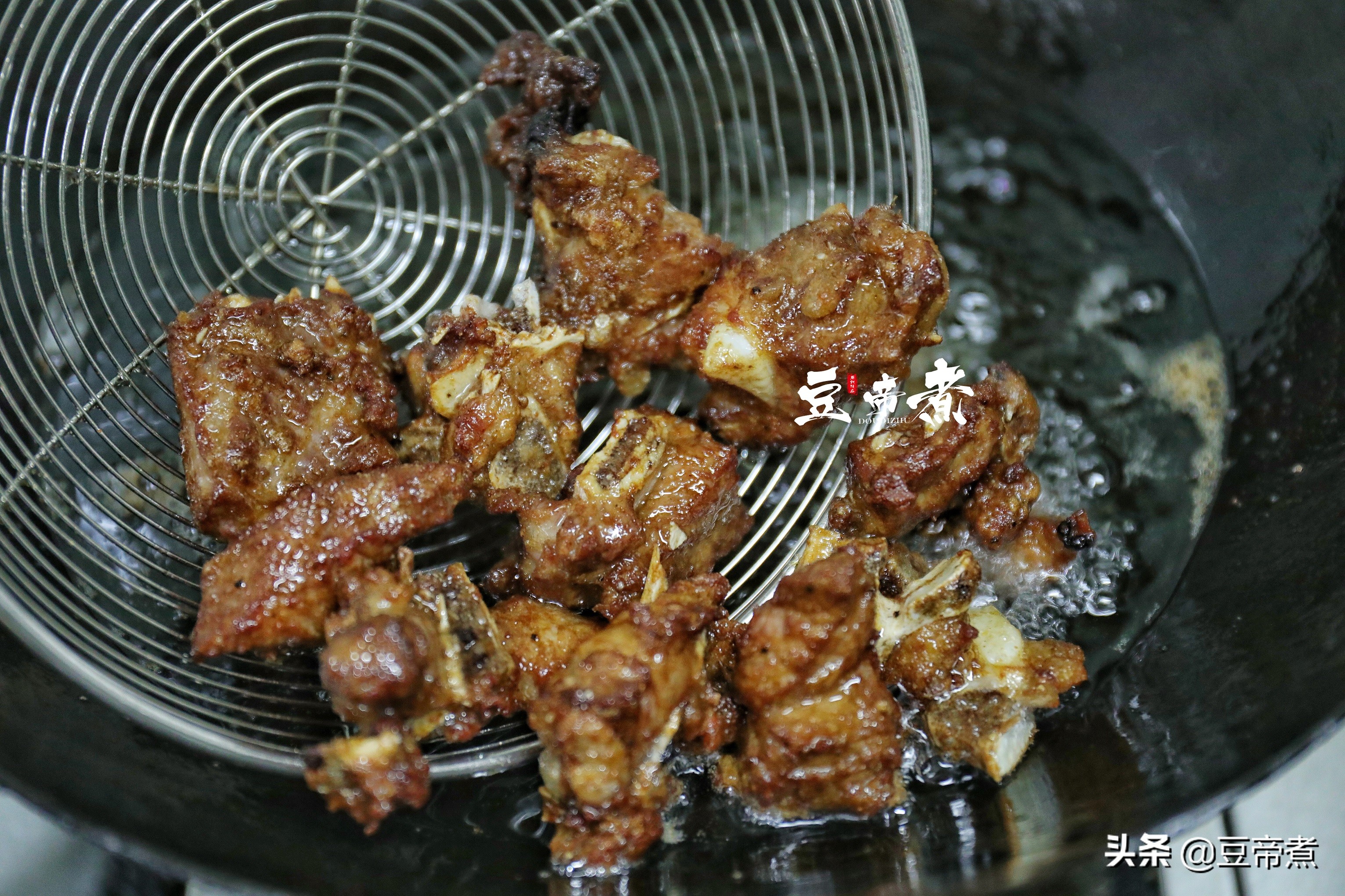 排骨腌一腌再油炸，味道实在太香了，最新吃法今天手把手地教会你