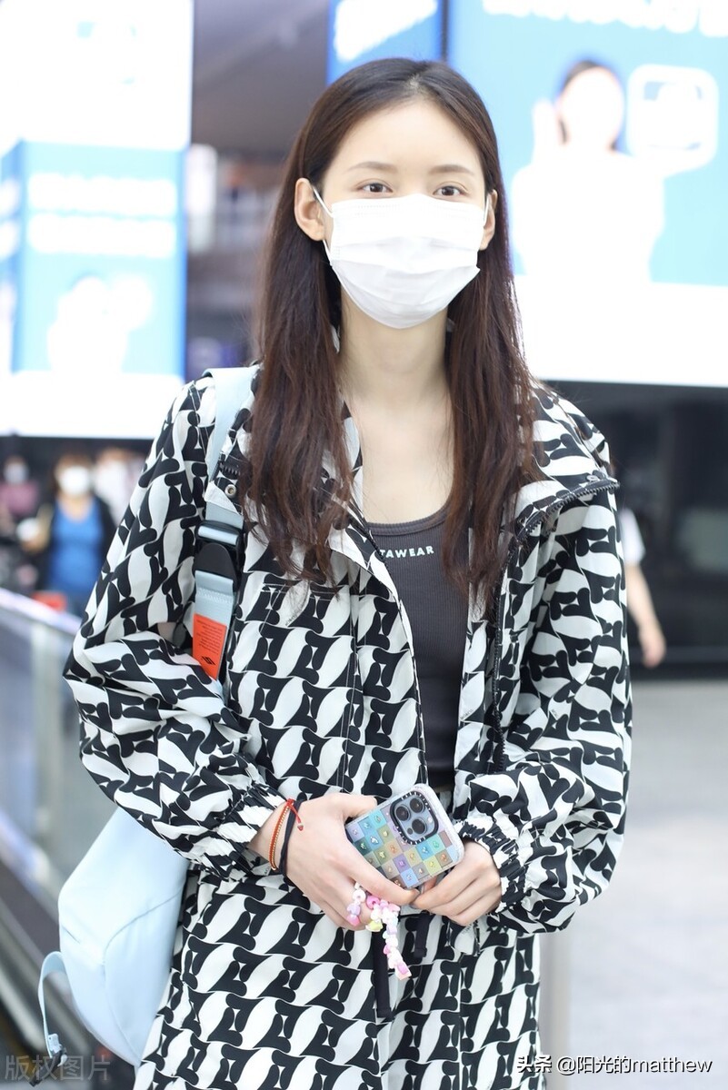 街拍：孙伊涵几何印花外套+运动鞋+白色短袜随性休闲