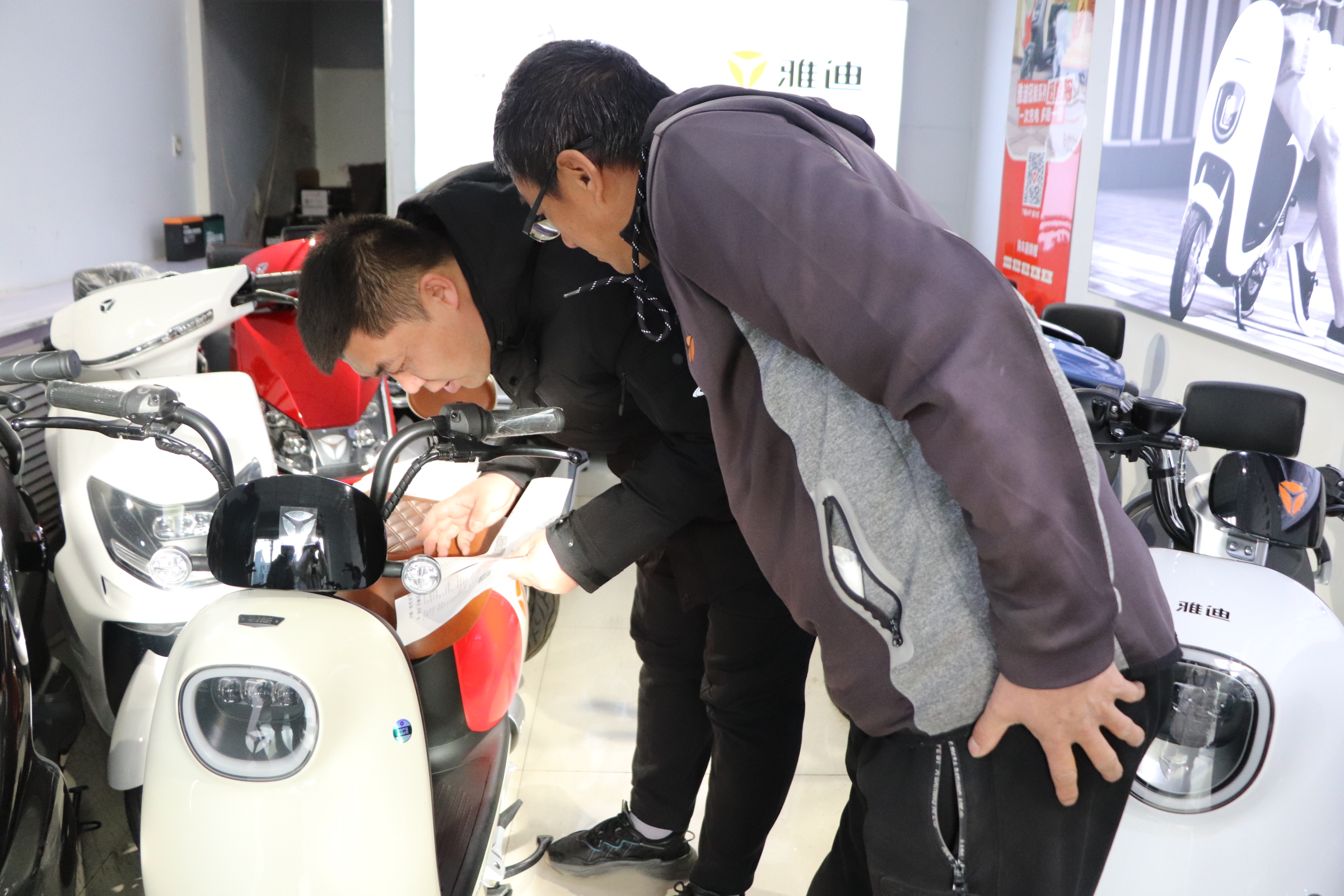 玉泉区市场局检查电动车销售点