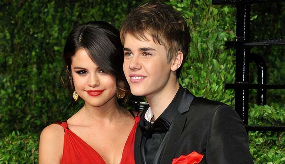 维密秀砸重金请大牌歌手，2012年嘉宾最给力，24岁蕾哈娜开演唱会