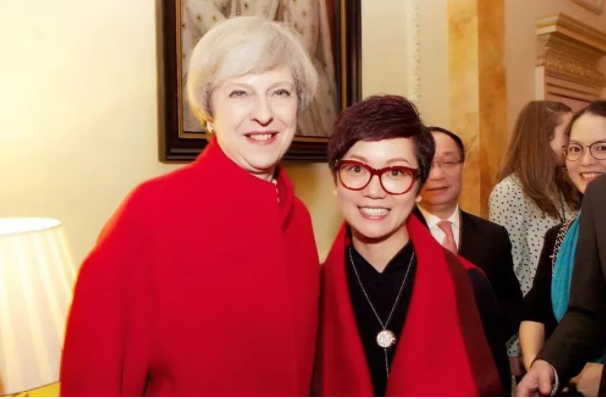 她保送名校上大学，曾任职上海市委宣传部，如今成为女神总裁，和胡歌是挚友！