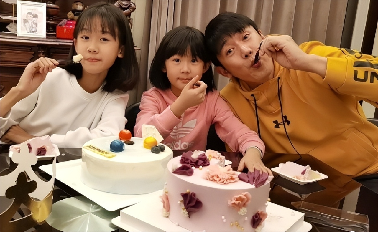 陆毅老婆晒十岁小女儿烙饼，小叶子颜值逆袭，和姐姐贝儿一样漂亮