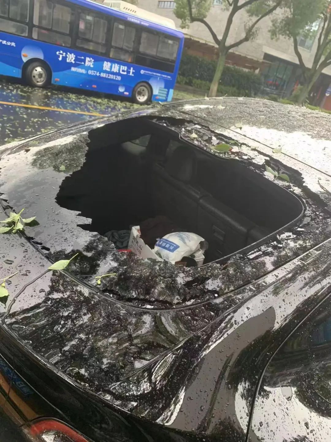 MADICO玻璃盾甲｜什么鬼？没有防护的特斯拉被砸成了“敞篷车”