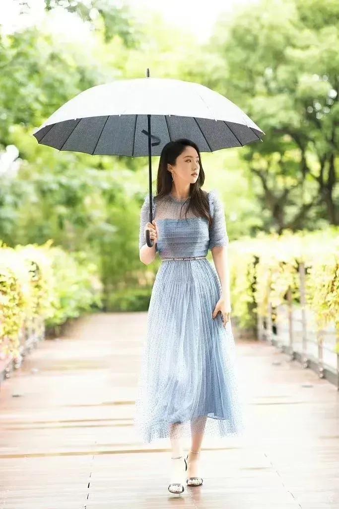 董璇一袭蓝色长裙，一把墨色雨伞，优雅大方，温婉动人