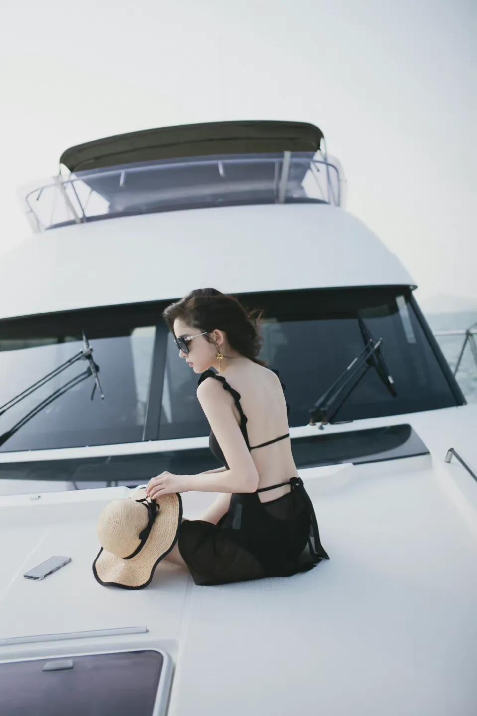 美女古力娜扎露背泳衣美照，趴在游艇上，皮肤白到发光