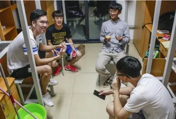 大学寝室里的“神操作”，一个赛一个的有才，辅导员查寝时笑出声