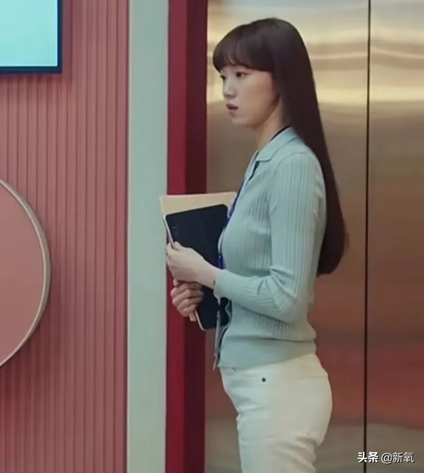 新剧一出场小腹凸成一坨？这翻车的体态硬是被腿精天花板当场救回