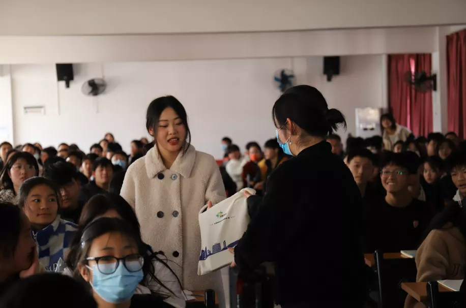 送法进机关、进企业、进社区、进校园......“宪”场超有料