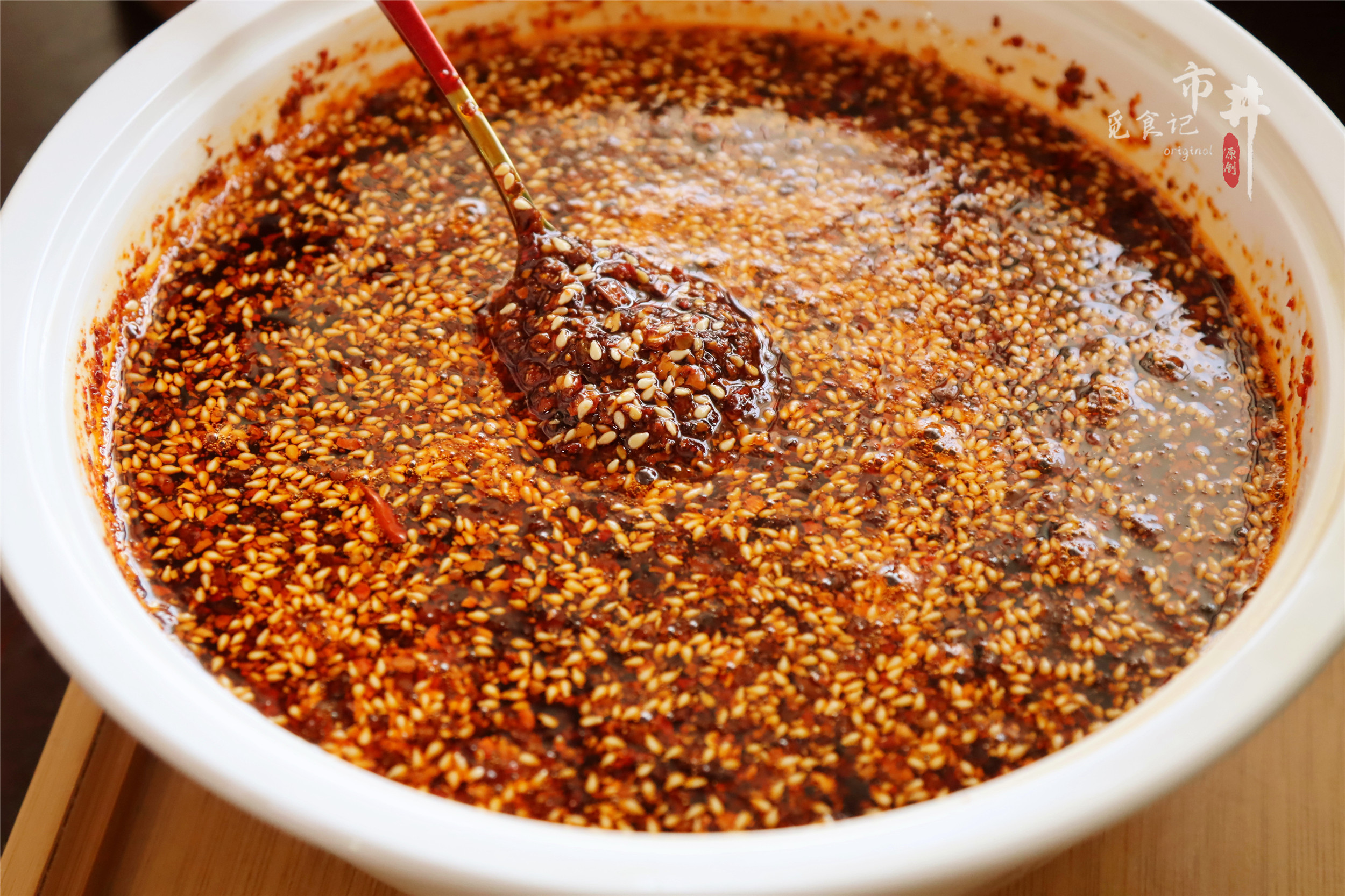 这才是油泼辣子的正确做法,辣椒油红亮香辣味道正,配方记得收藏