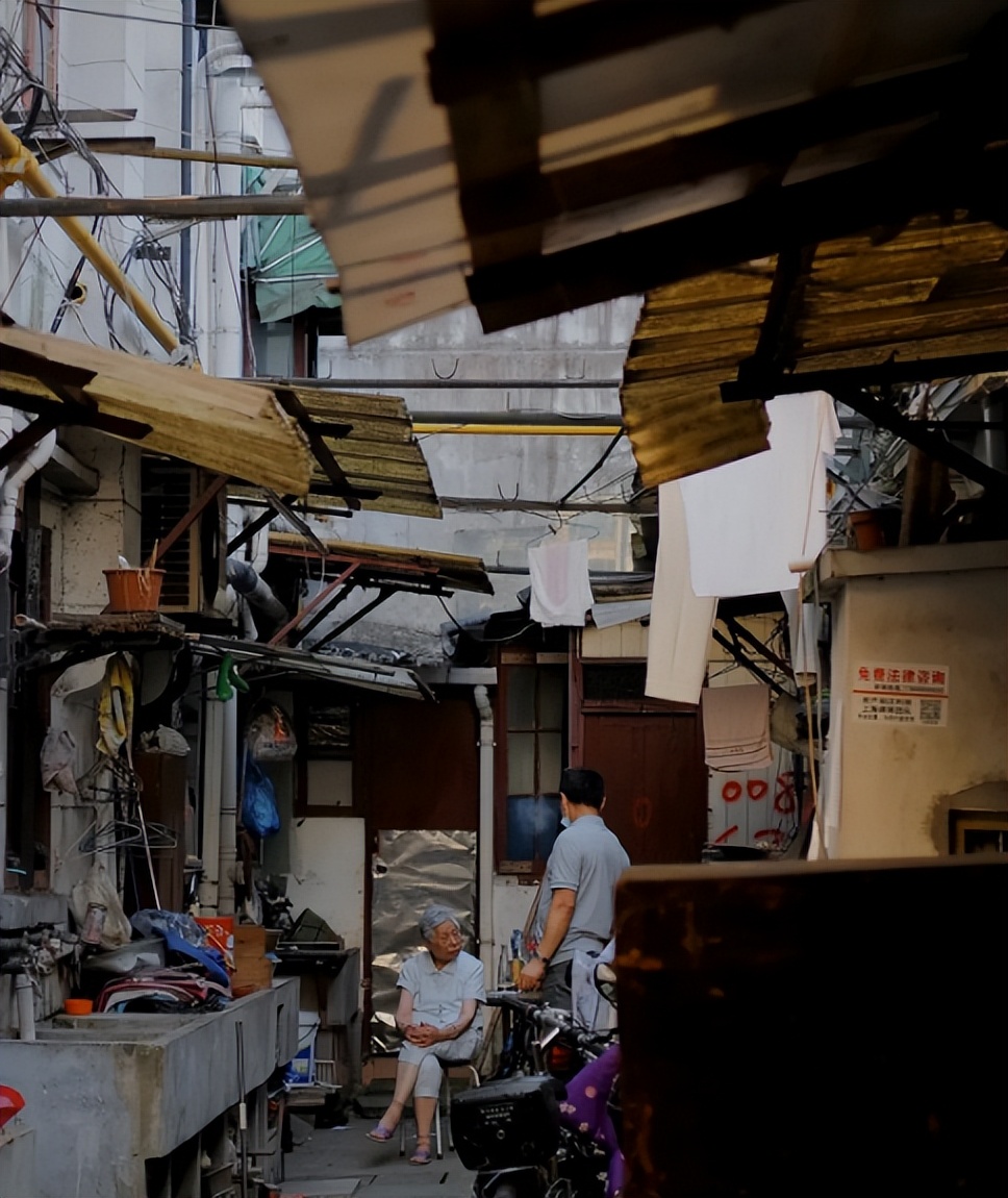 一个80后上海“土著”家庭的窘境：年薪40万还住着50平的老弄堂