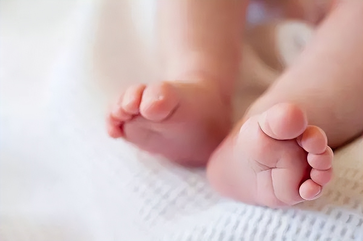 宝宝出生后为什么要采集脚印？医生没有明说，但家长心里要清楚