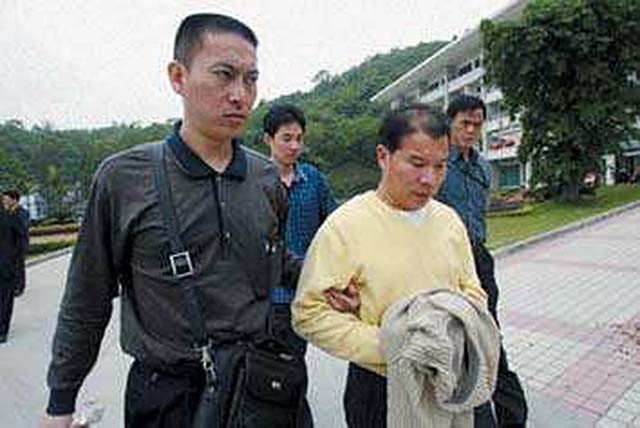 05年审判陈毅锋时欲抹黑执法部门，声称遭受私刑：被吊了15个小时