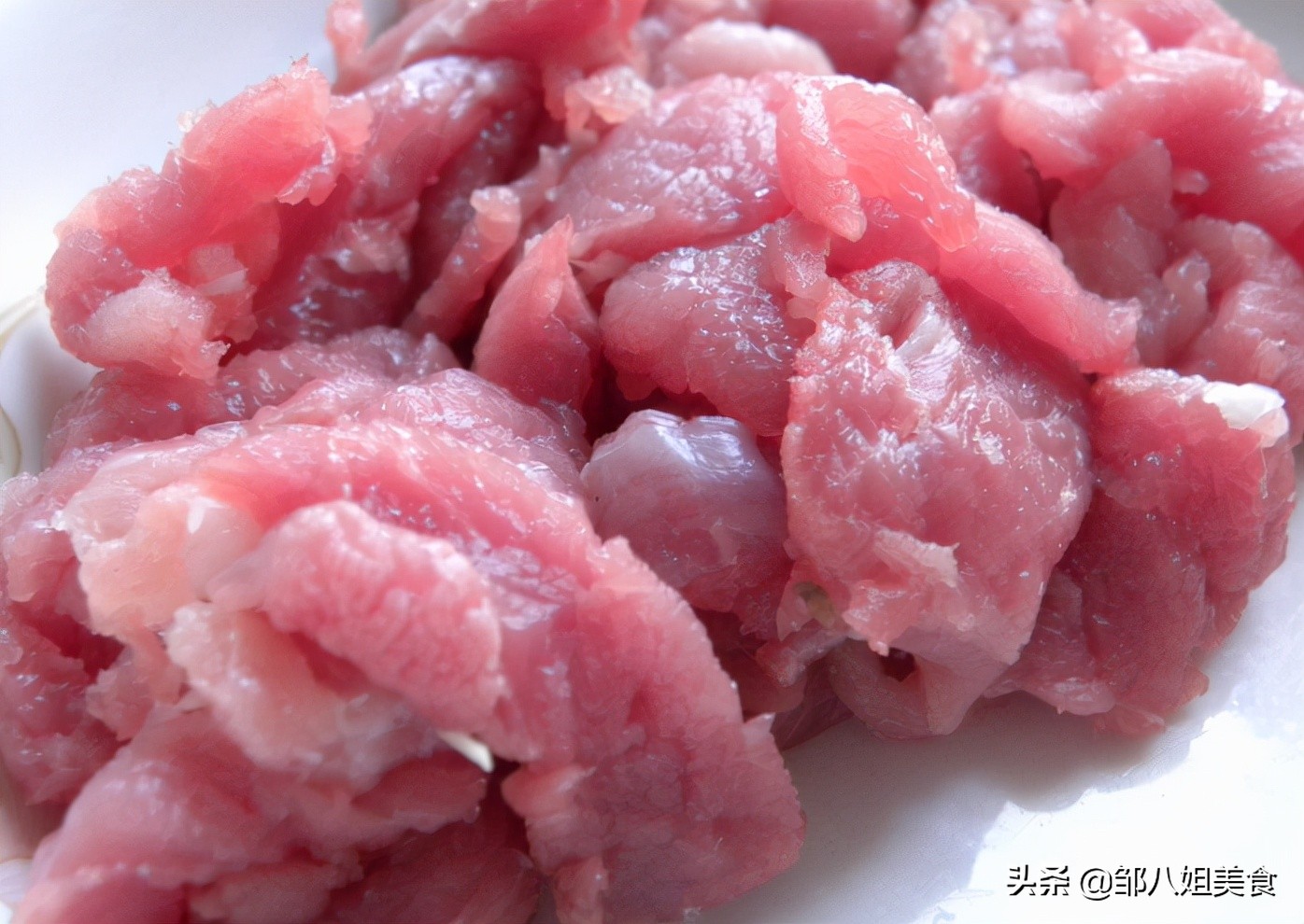 水煮肉片怎么做最好吃？做好2個關(guān)鍵步驟，肉片滑嫩鮮香，好下飯