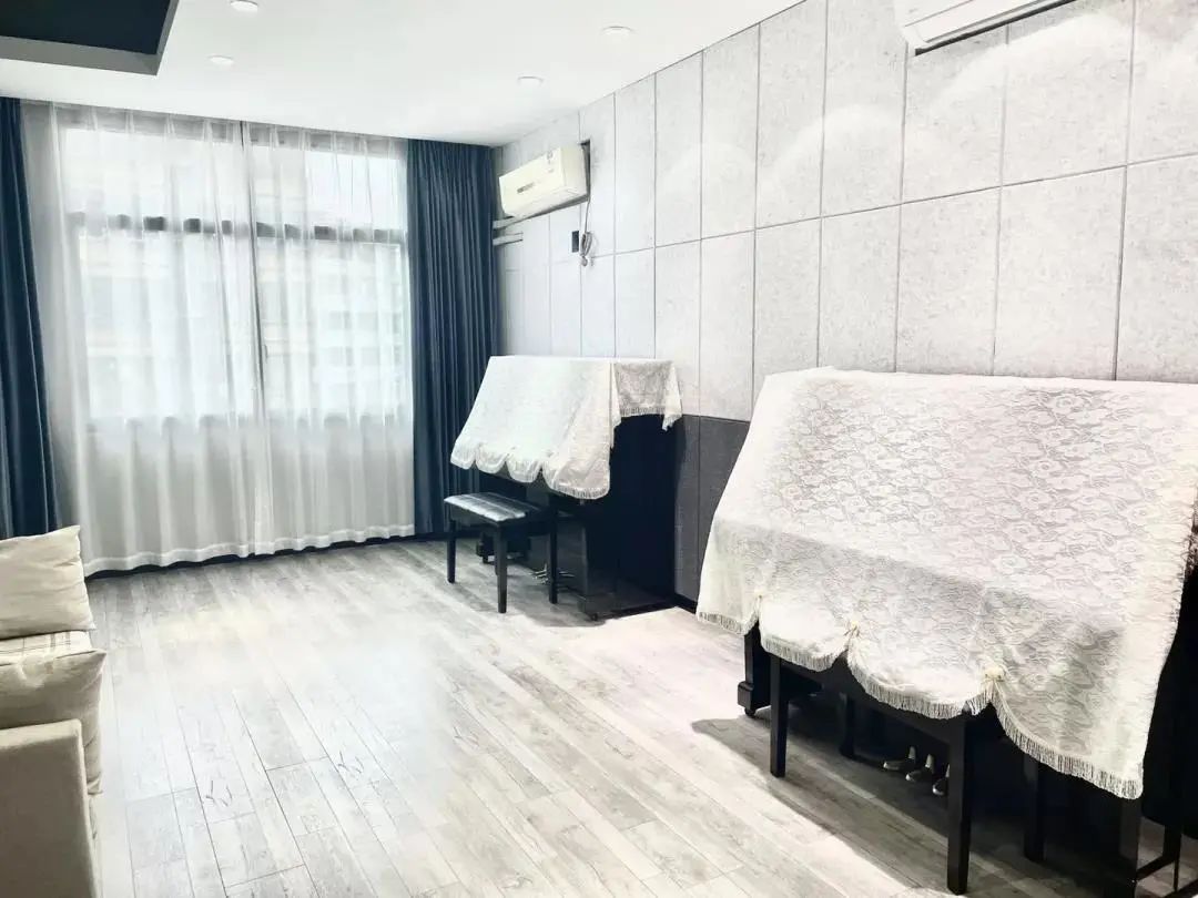 曾往钢琴里倒水的女孩，成了300个孩子的钢琴老师