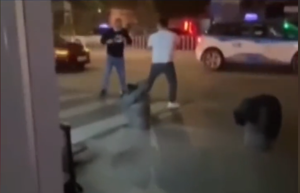 广东深圳：两男子街头对打后握手言和 网友：以武会友？