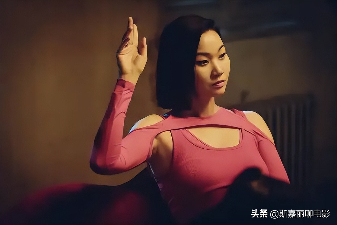 同样是人海战术，把《纸钞屋》和《鱿鱼游戏》对比，差距就出来了