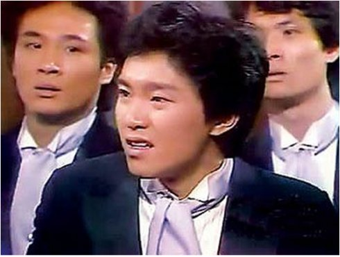 80年代参演20部剧，在TVB他跑了10年龙套，离开后夺得7次影帝提名