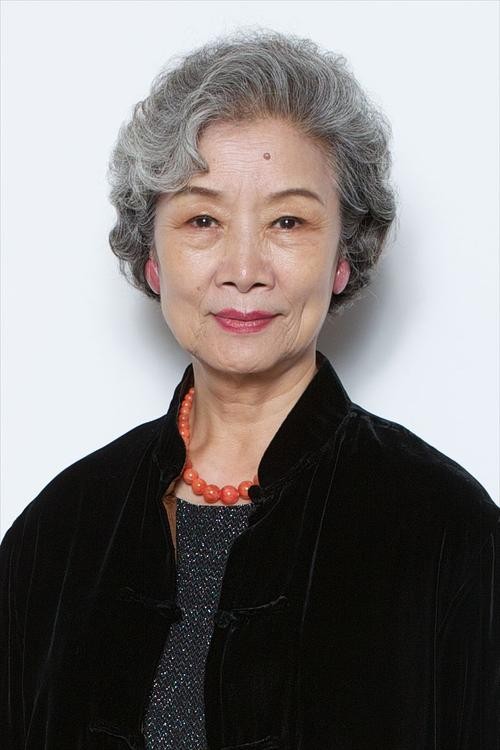 演员吕中:23岁嫁同学,今儿子儿媳是她的骄傲,女儿是国人的骄傲