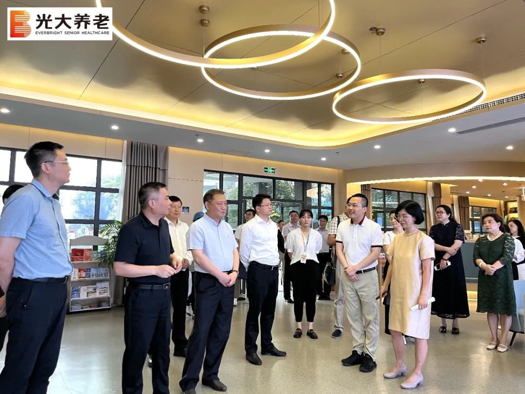 重庆市政协党组成员、副主席徐代银一行莅临光大百龄帮解放碑项目
