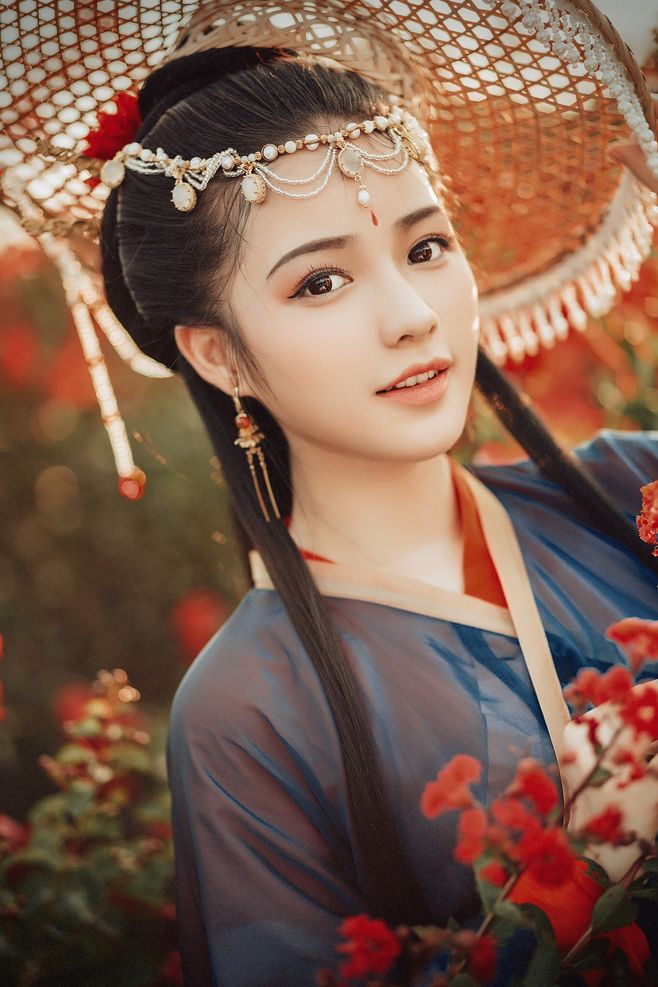 十二位倾城佳人，身着华美汉服，一颦一笑皆成诗画