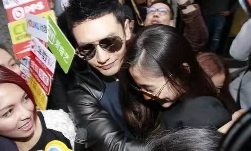 离婚才过2个月,杨颖四处受冷眼,她是否会念起黄晓明的好?