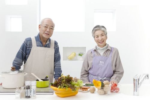 飲食影響身體，建議中老年人堅持五個好習慣，健康長壽