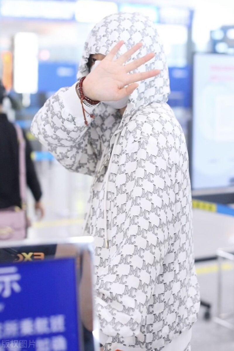 李斯丹妮连帽卫衣套装现身机场 酷酷女孩项链亮眼