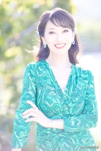 赵雅芝：不老女神笑容甜美，高贵大方，气质太迷人了