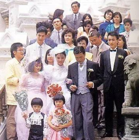 80年代参演20部剧，在TVB他跑了10年龙套，离开后夺得7次影帝提名