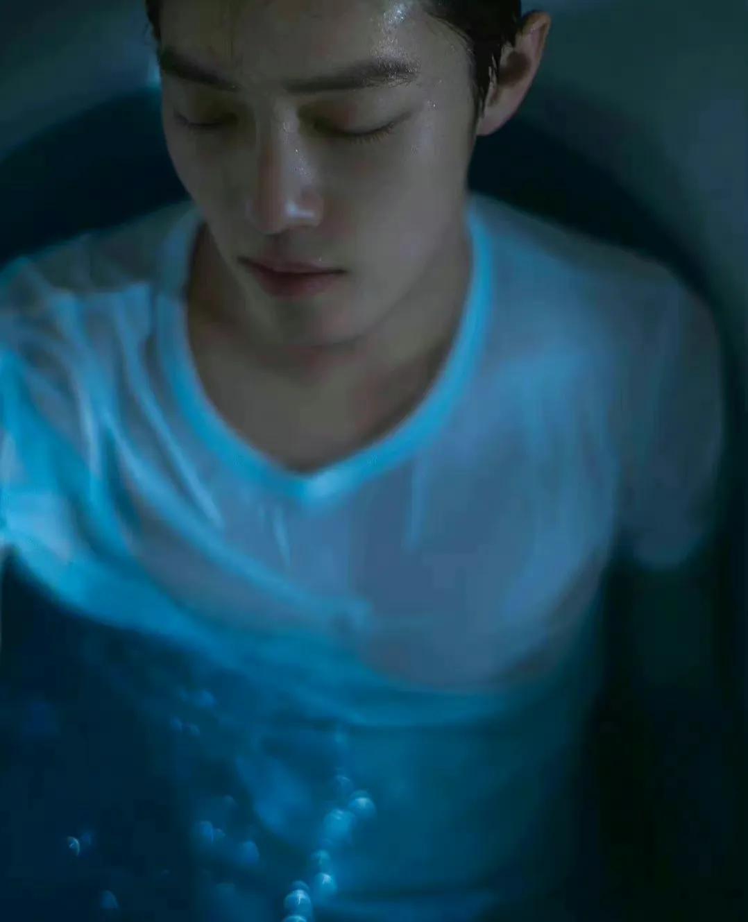 肖战胸肌上热搜了 那就一起看看吧看看他有多自律