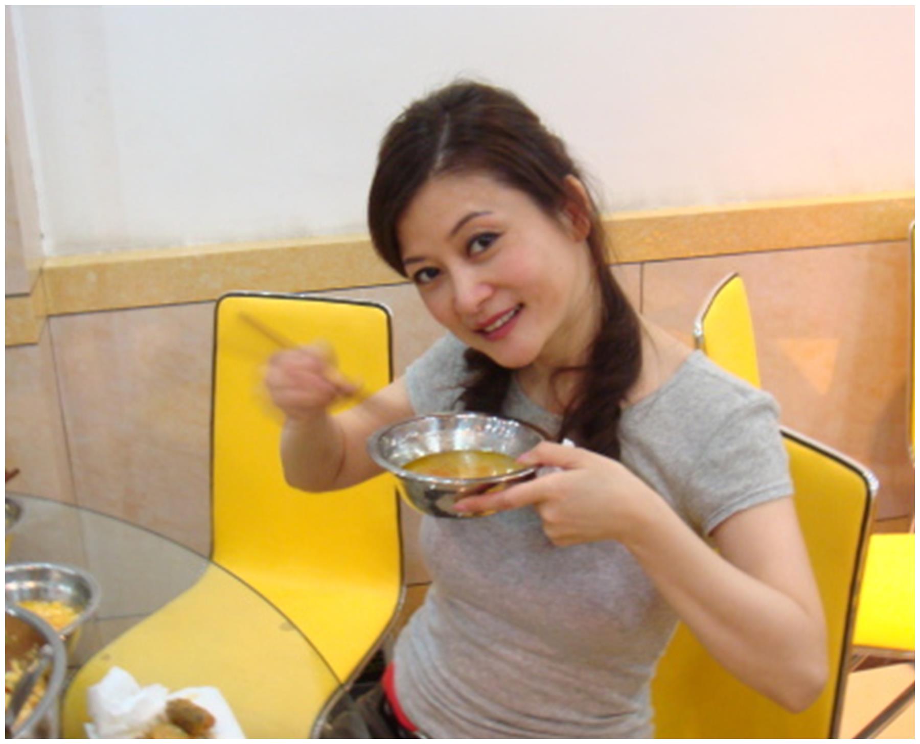 《妈妈的吻》朱晓琳：走红背后有艰辛，53岁为何仍未婚？