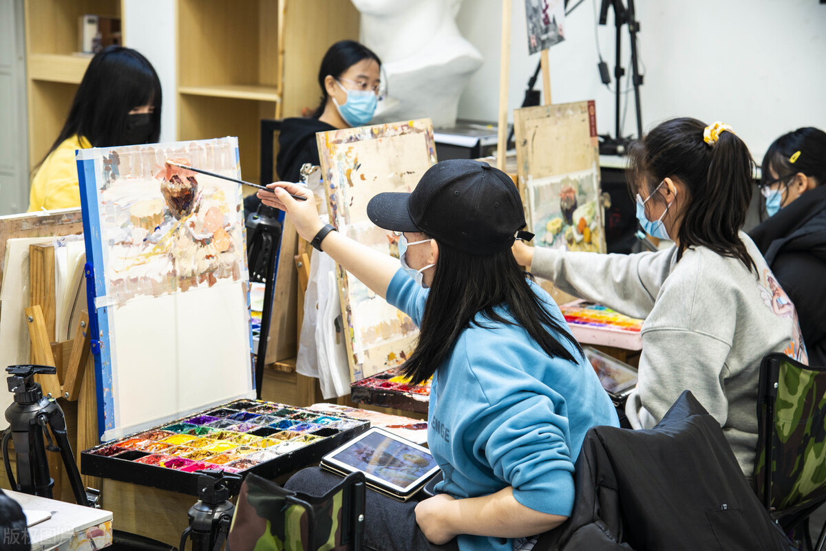 美术生，高二才开始接触美术，集训努力画画，考到260的机会大吗