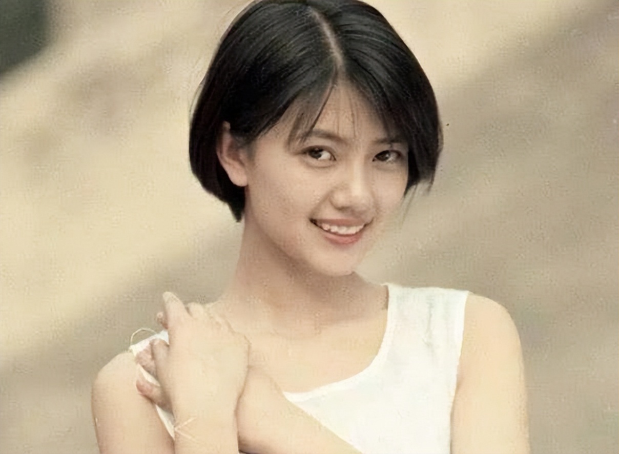 “考古”女星罕见18岁青涩照，刘亦菲太甜了，宁静好野