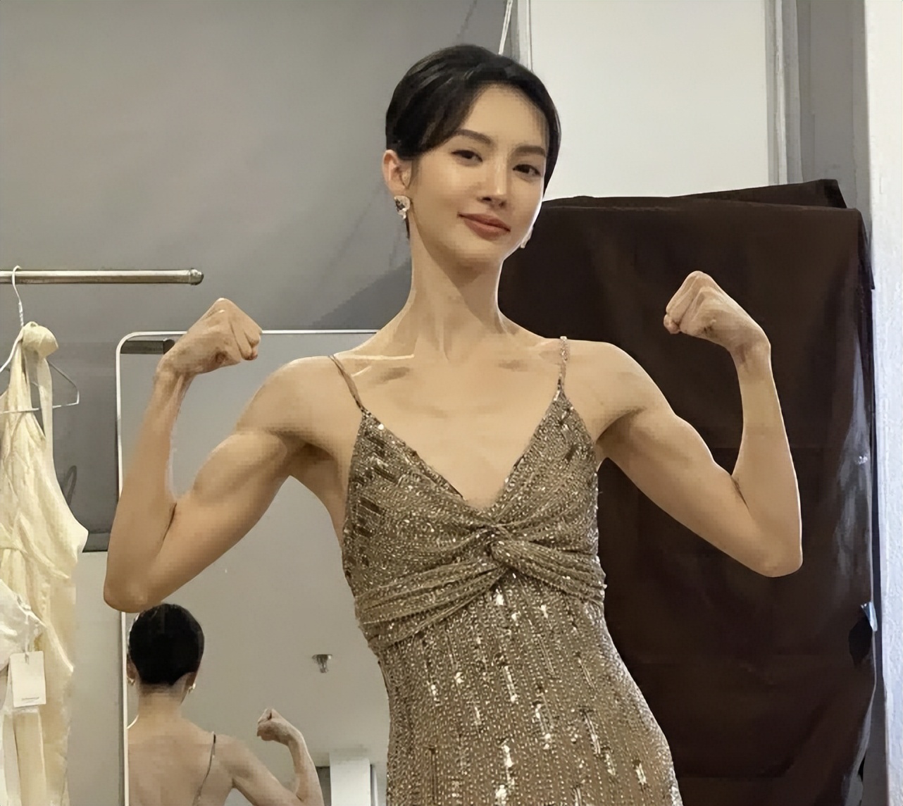 越瘦越丑的10位女星，个个皮松肉垮，脸无二两肉