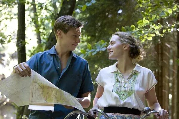 15岁少年和36岁女邻居的秘密恋情，这部R级电影成了经典