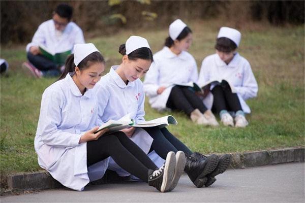 中考300分左右能上什么學校（初三畢業適合女生學的專業）