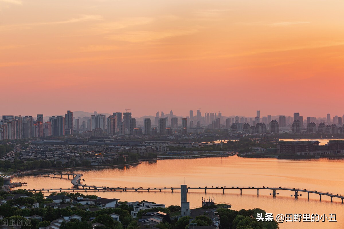 散文：夜空下，明月悠悠，倾听一帘月光如水，诉说温暖如昨