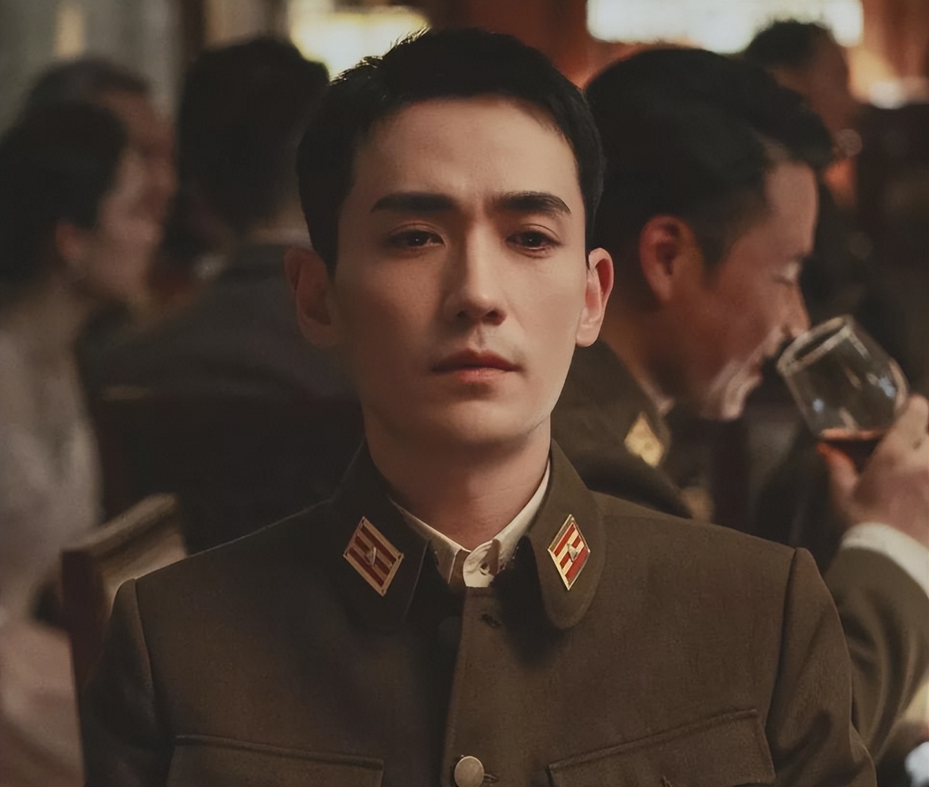 2021年,33岁的朱一龙在电视剧《叛逆者》中,贡献了更高级的军装颜值