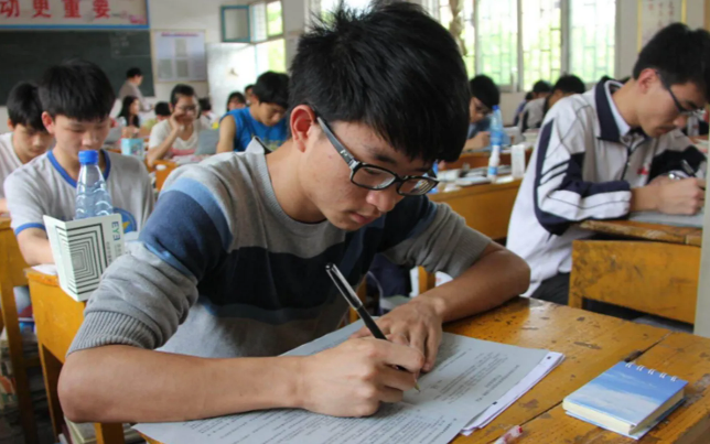 他曾在高考率先走出考场，本以为是个“青铜”，通知书却打脸众人